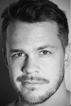 Johnny Simmons